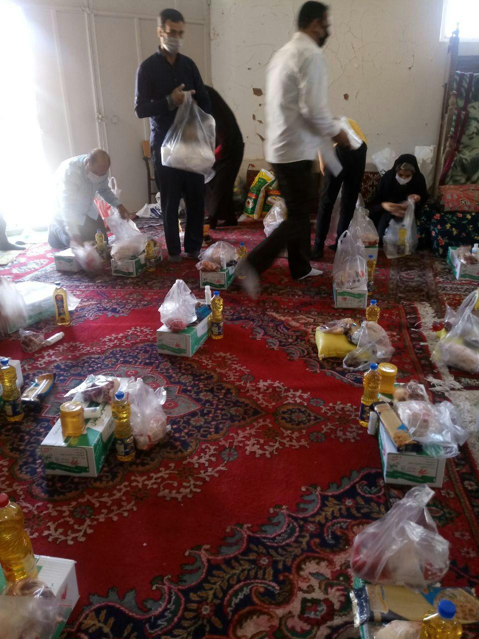 ادامه رزمایش کمک مومنانه در ایجرود/توزیع ۶۰ بسته مواد غذایی و بهداشتی بین نیازمندان بخش حلب