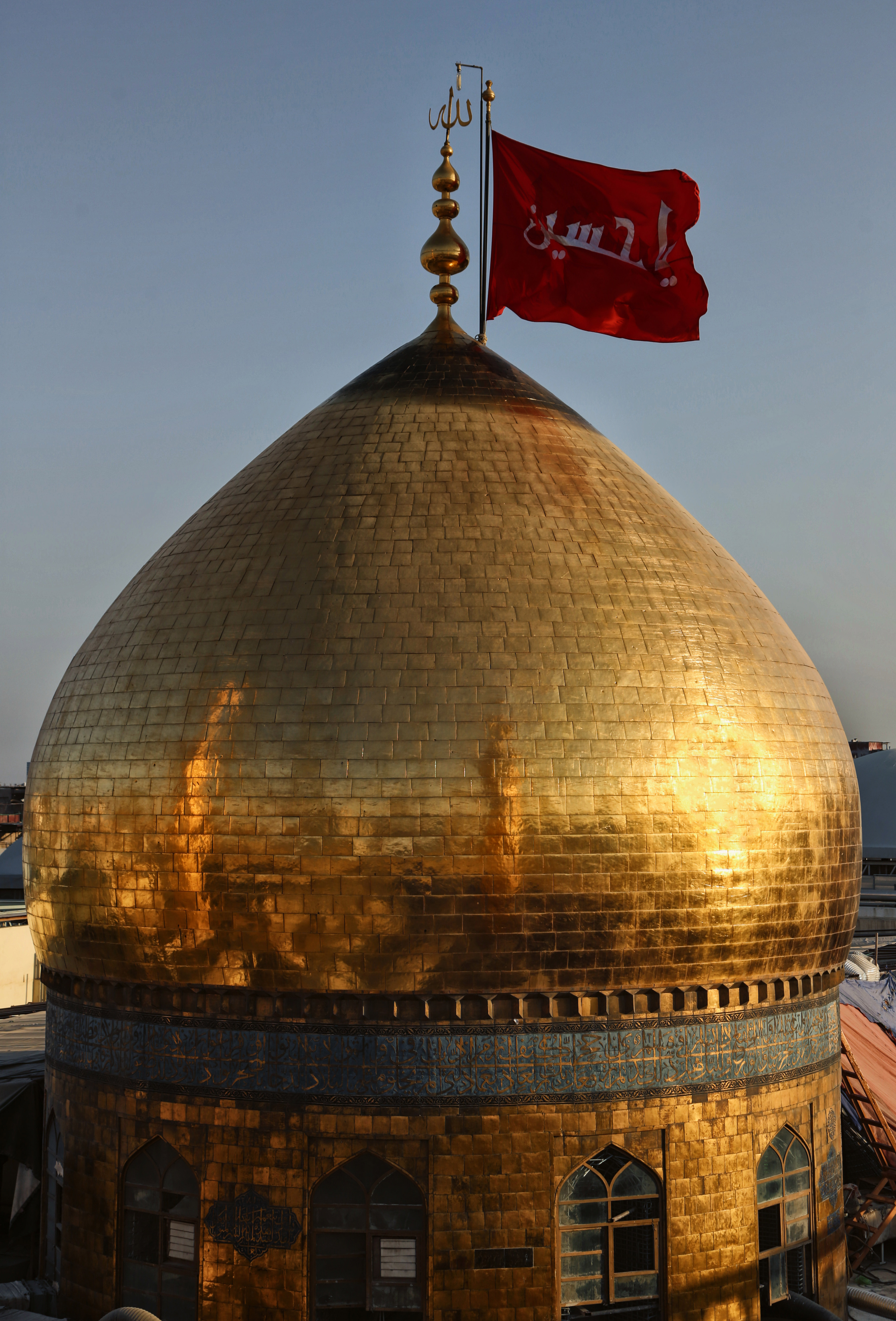 نمایی از گنبد طلایی و نورانی حضرت زینب کبری (س) در سوریه