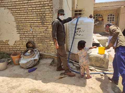 ستاد بازسازی عتبات با کمک خیرین تعداد یک‌هزار مخزن آب بین روستاهای دارای تنش آبی درجنوب غرب خوزستان توزیع کرد