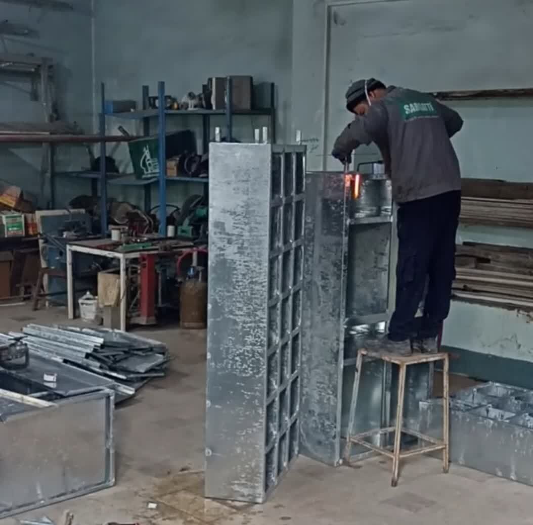 آغاز به کار کارگاه ساخت کمد امانات و جای کفشی حرم امامین عسکریین(ع) در خوزستان